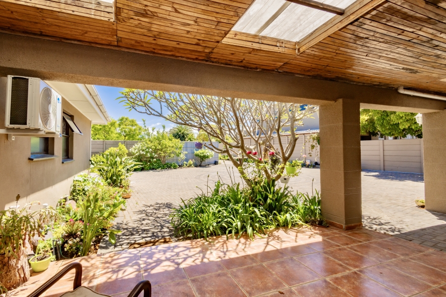 6 Bedroom Property for Sale in Schoongezicht Western Cape